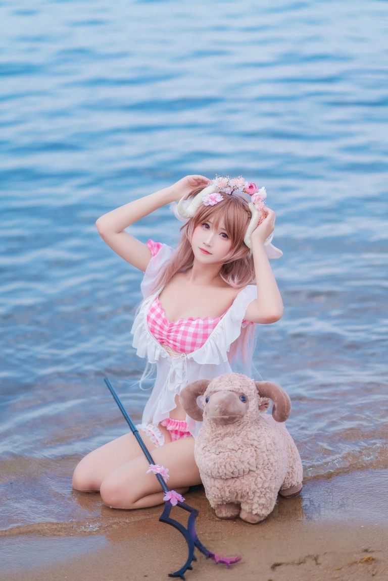 三度_69《小羊泳装》主题写真：17张全套美图