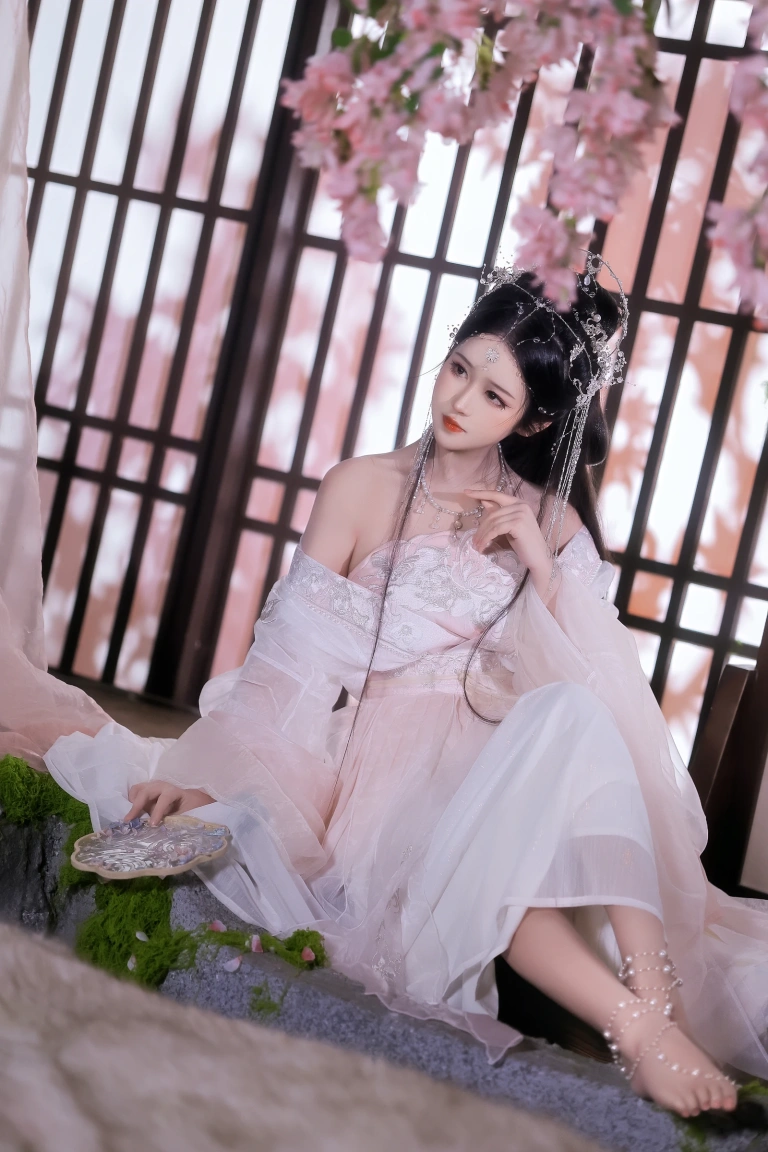 三度_69《小师姐》主题写真：81张全套美图，含5个视频
