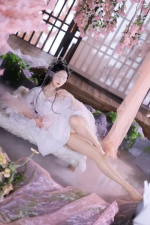 三度_69《小师姐》主题写真：81张全套美图，含5个视频