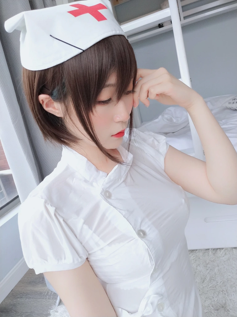 白银81《白丝小护士》主题写真：51张全套美图，含4个视频