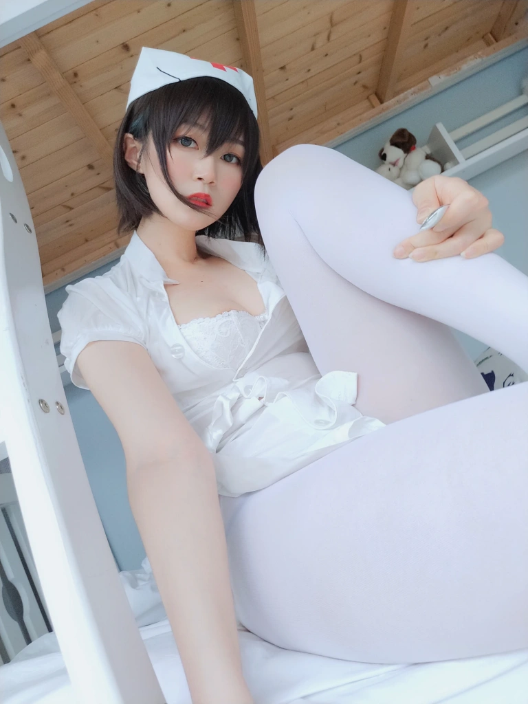 白银81《白丝小护士》主题写真：51张全套美图，含4个视频