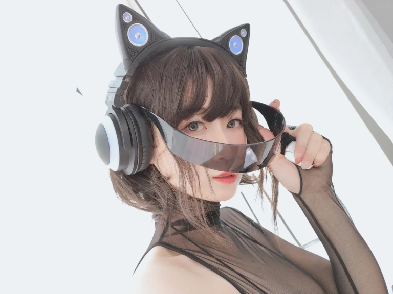 白银81《电子喵》主题写真：50张全套美图，含3个视频