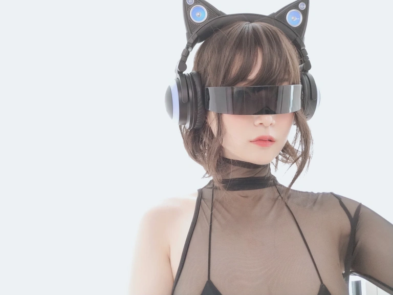 白银81《电子喵》主题写真：50张全套美图，含3个视频