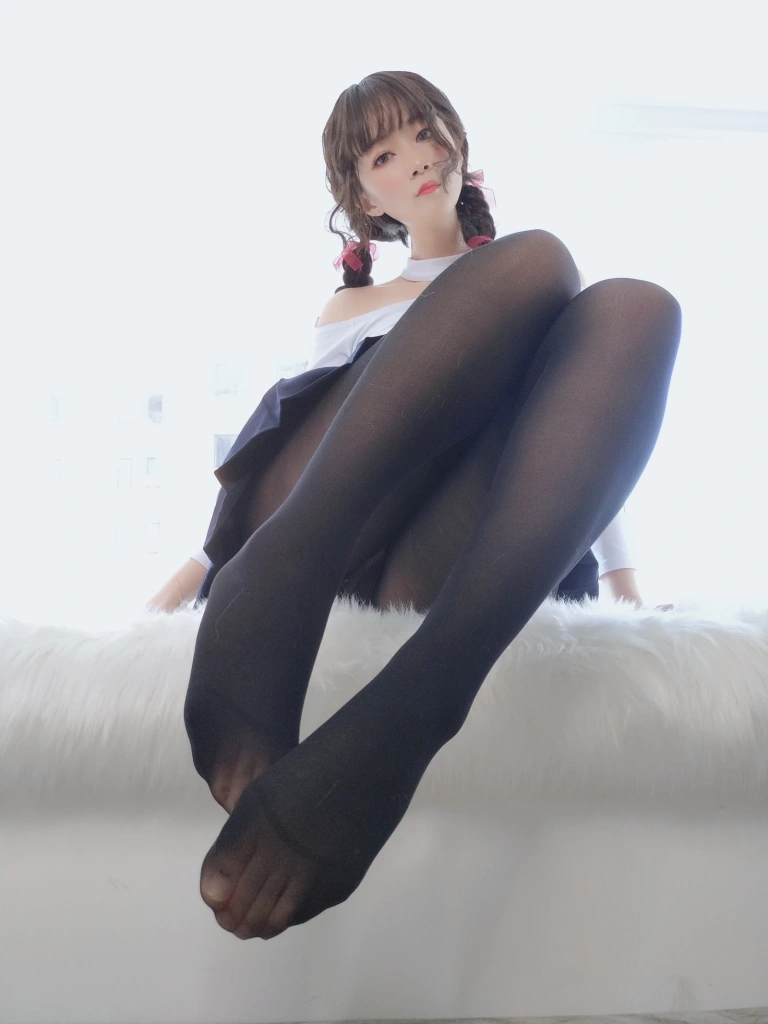 白银81《邻家大姐姐的黑丝1》主题写真：45张全套美图，含1个视频