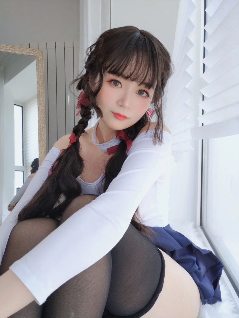 白银81《邻家大姐姐的黑丝2 DLC》主题写真：35张全套美图，含1个视频