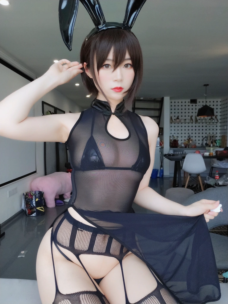 白银81《透明旗袍》主题写真：45张全套美图，含2个视频