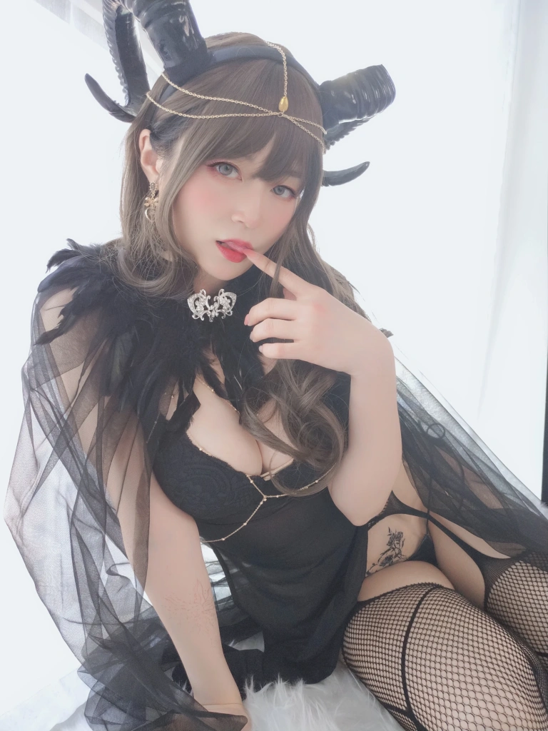 白银81《黑山魅魔》主题写真：50张全套美图，含1个视频