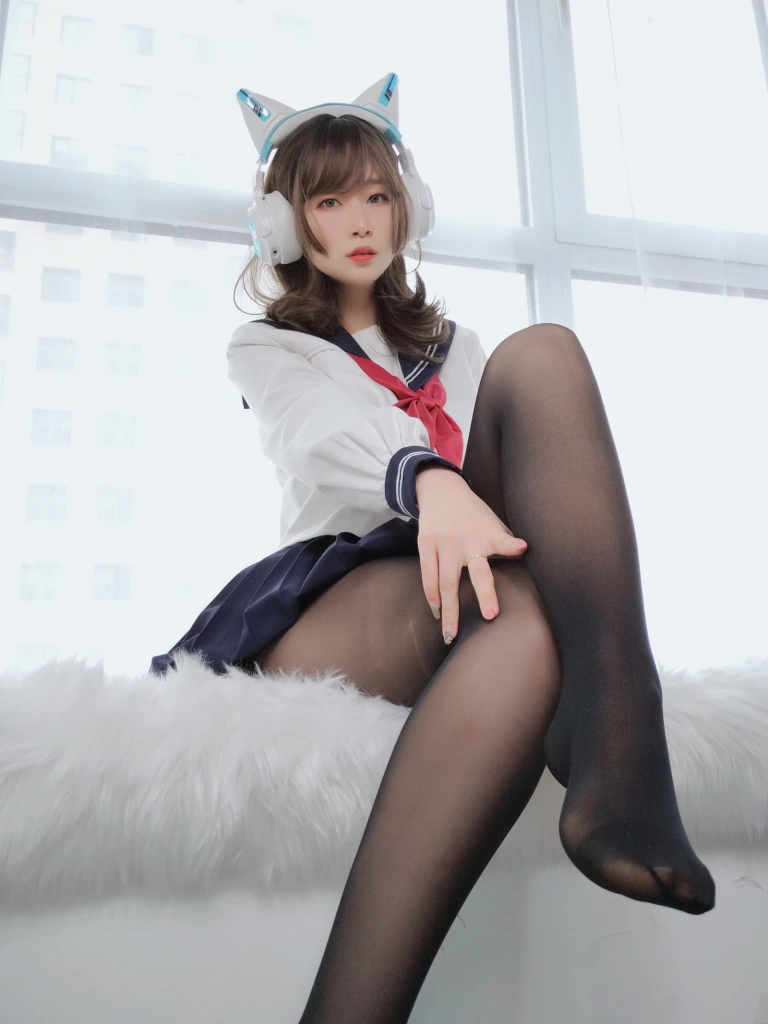 白银81《黑丝学妹》主题写真：36张全套美图