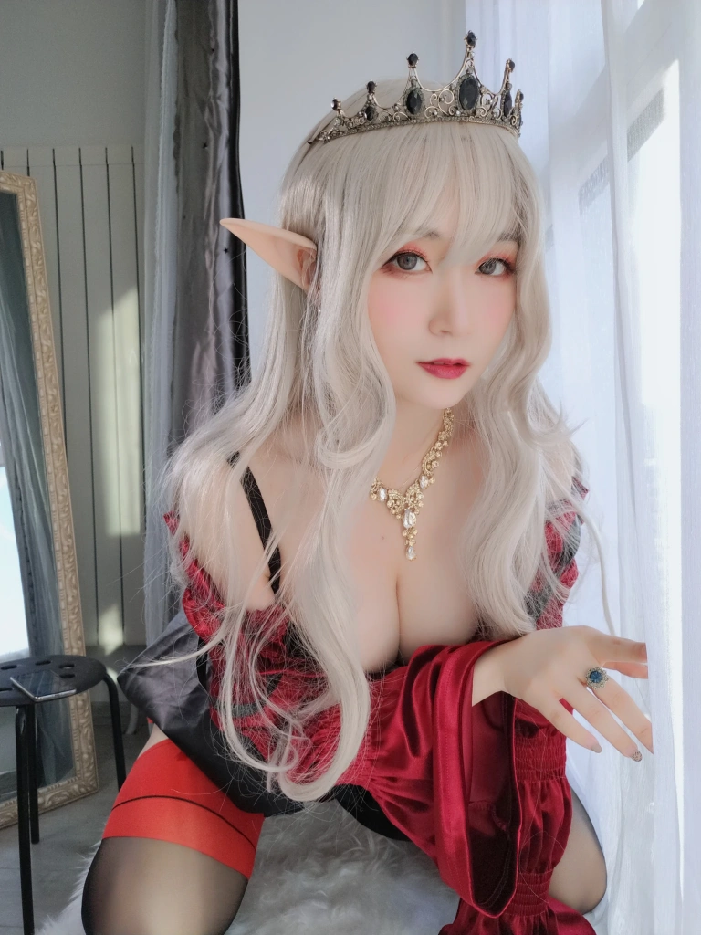 白银81《皇家吸血鬼》主题写真：50张全套美图，含8个视频