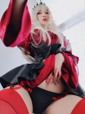 白银81《皇家吸血鬼》主题写真：50张全套美图，含8个视频