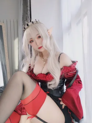 白银81《皇家吸血鬼》主题写真：50张全套美图，含8个视频