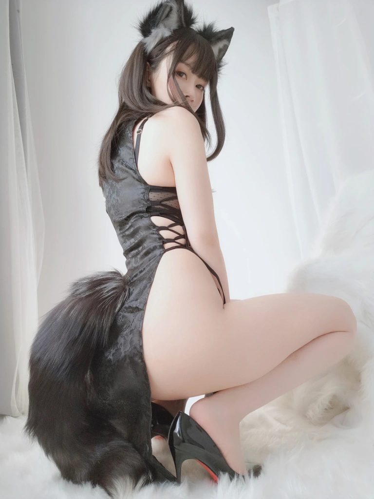 白银81《小黑狼》主题写真：104张全套美图，含4个视频
