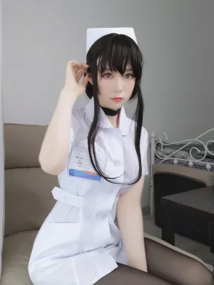 白银81《长发小护士》主题写真：66张全套美图，含3个视频