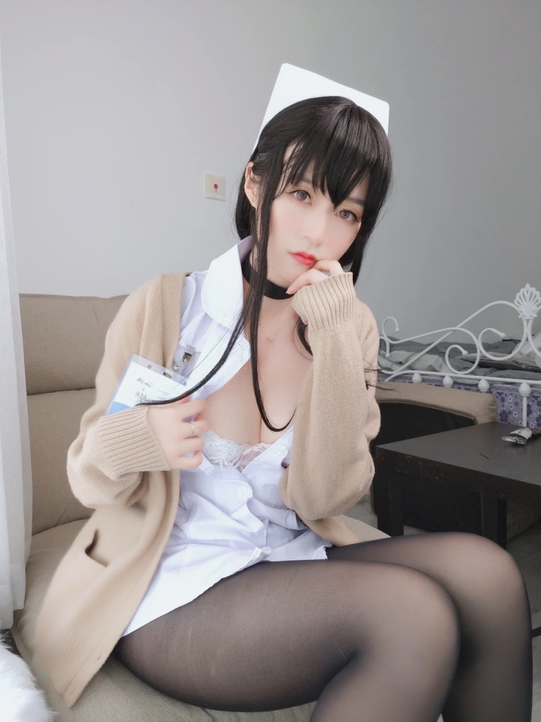白银81《长发小护士》主题写真：66张全套美图，含3个视频