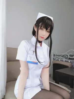 白银81《长发小护士》主题写真：66张全套美图，含3个视频