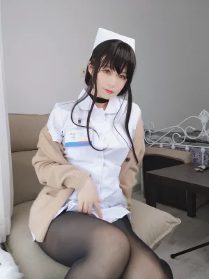 白银81《长发小护士》主题写真：66张全套美图，含3个视频