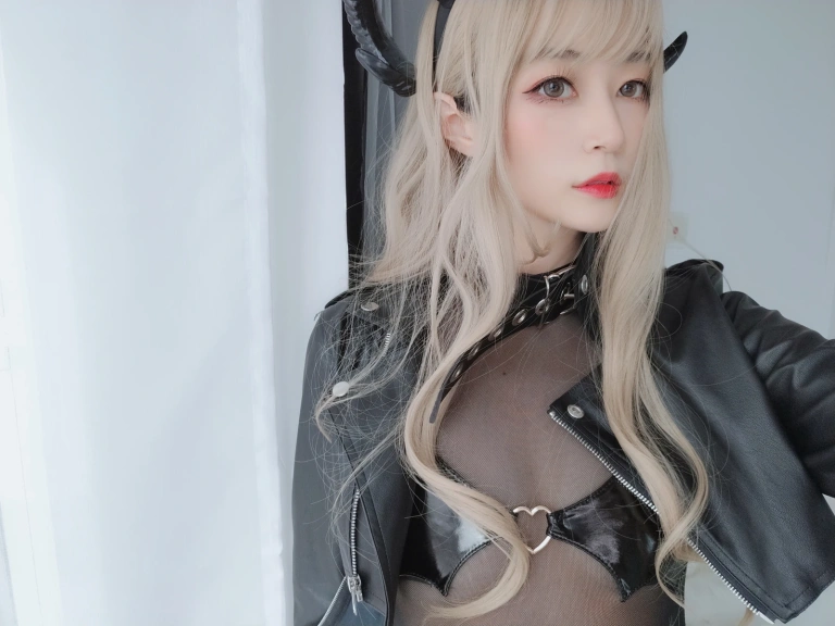 白银81《皮衣小恶魔》主题写真：84张全套美图，含6个视频