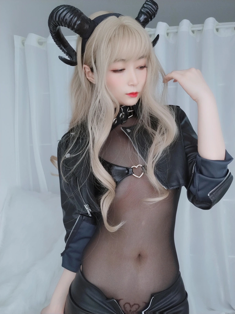 白银81《皮衣小恶魔》主题写真：84张全套美图，含6个视频