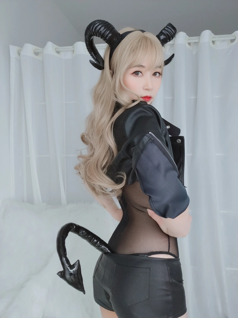 白银81《皮衣小恶魔》主题写真：84张全套美图，含6个视频