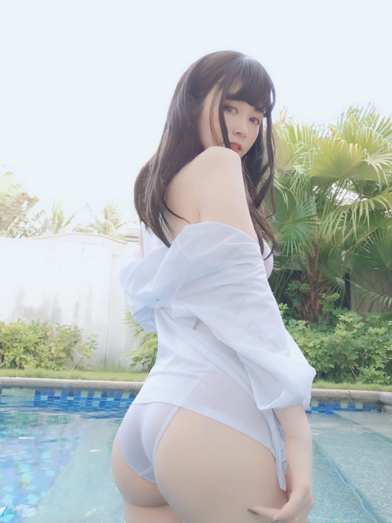 白银81《游泳课》主题写真：91张全套美图，含8个视频