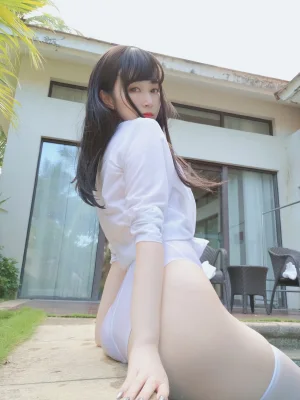 白银81《游泳课》主题写真：91张全套美图，含8个视频