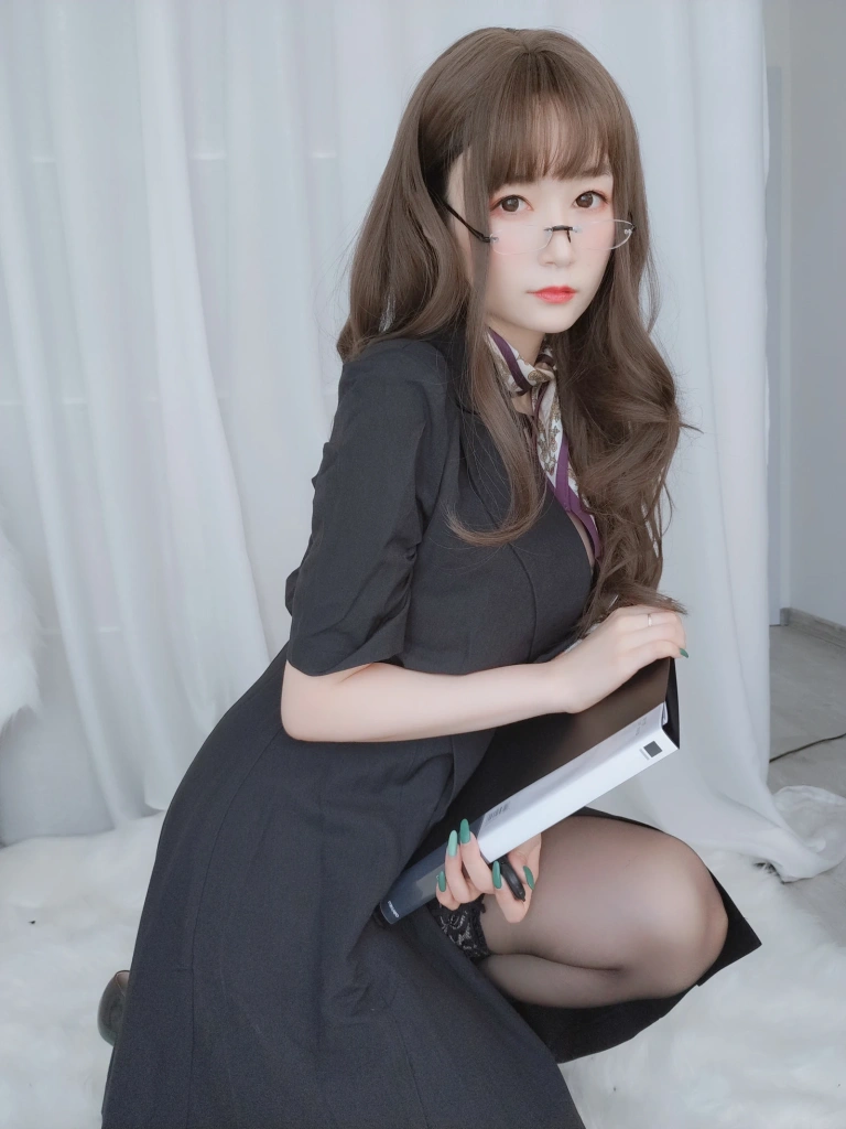 白银81《OL下的内衣》主题写真：124张全套美图，含12个视频