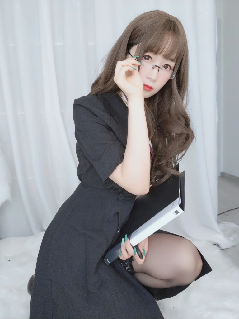 白银81《OL下的内衣》主题写真：124张全套美图，含12个视频