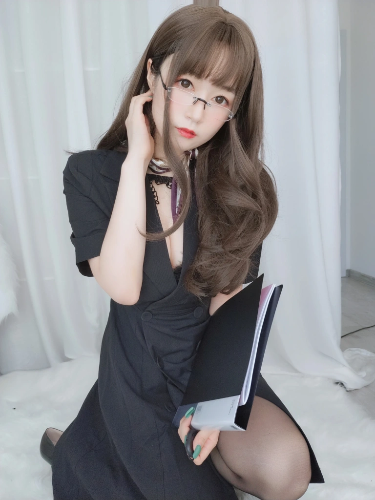 白银81《OL下的内衣》主题写真：124张全套美图，含12个视频