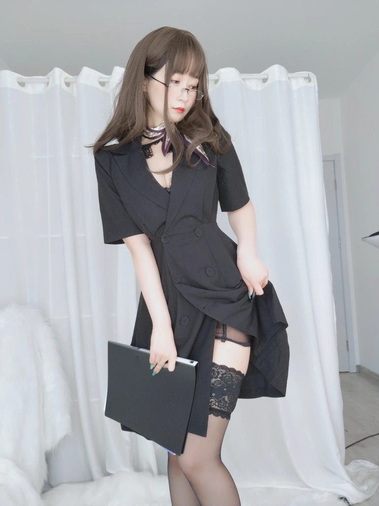 白银81《OL下的内衣》主题写真：124张全套美图，含12个视频