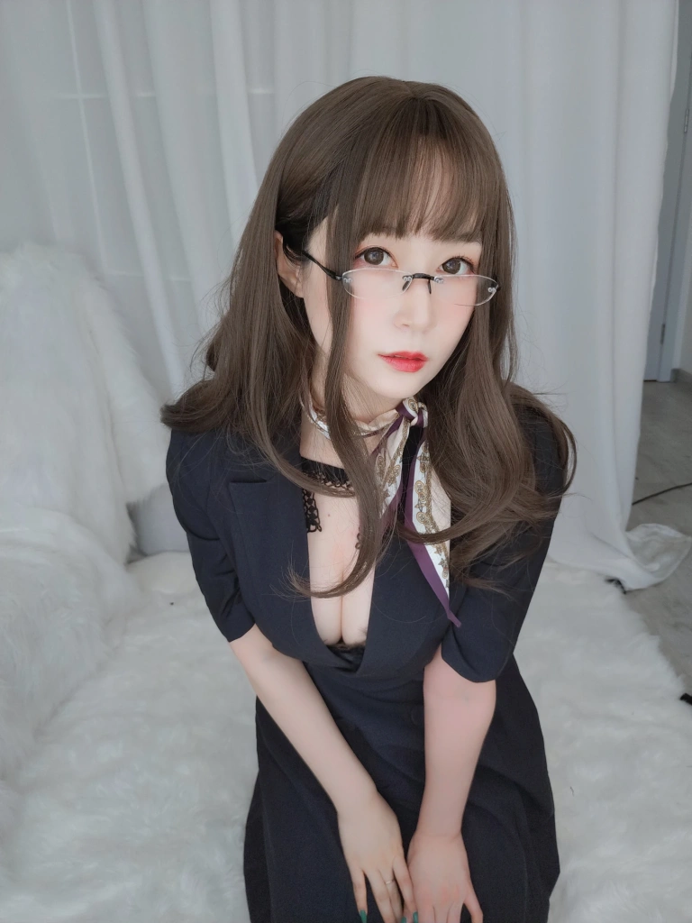白银81《OL下的内衣》主题写真：124张全套美图，含12个视频