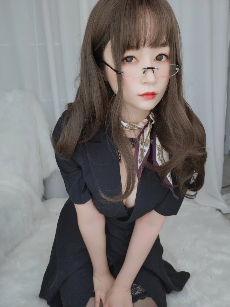 白银81《OL下的内衣》主题写真：124张全套美图，含12个视频