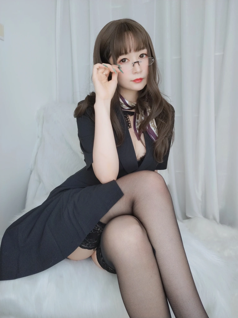白银81《OL下的内衣》主题写真：124张全套美图，含12个视频