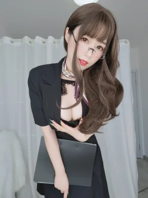 白银81《OL下的内衣》主题写真：124张全套美图，含12个视频