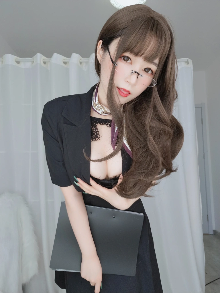 白银81《OL下的内衣》主题写真：124张全套美图，含12个视频
