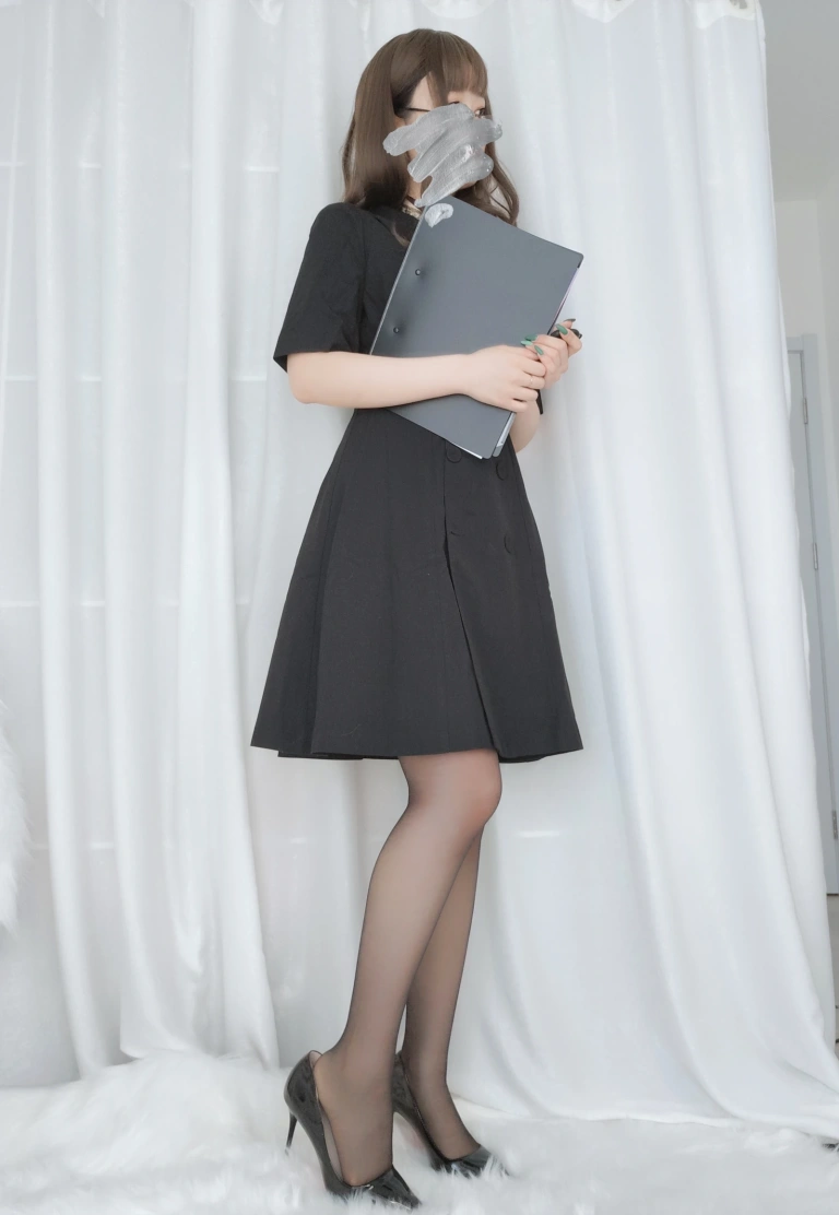 白银81《OL下的内衣》主题写真：124张全套美图，含12个视频