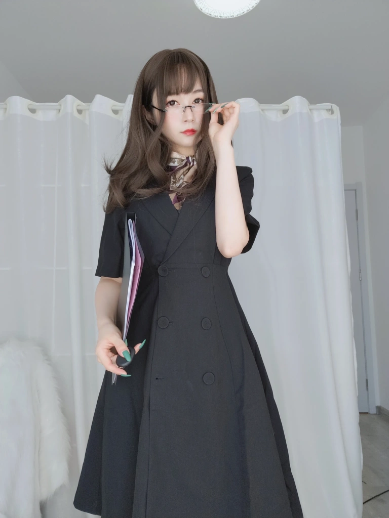 白银81《OL下的内衣》主题写真：124张全套美图，含12个视频