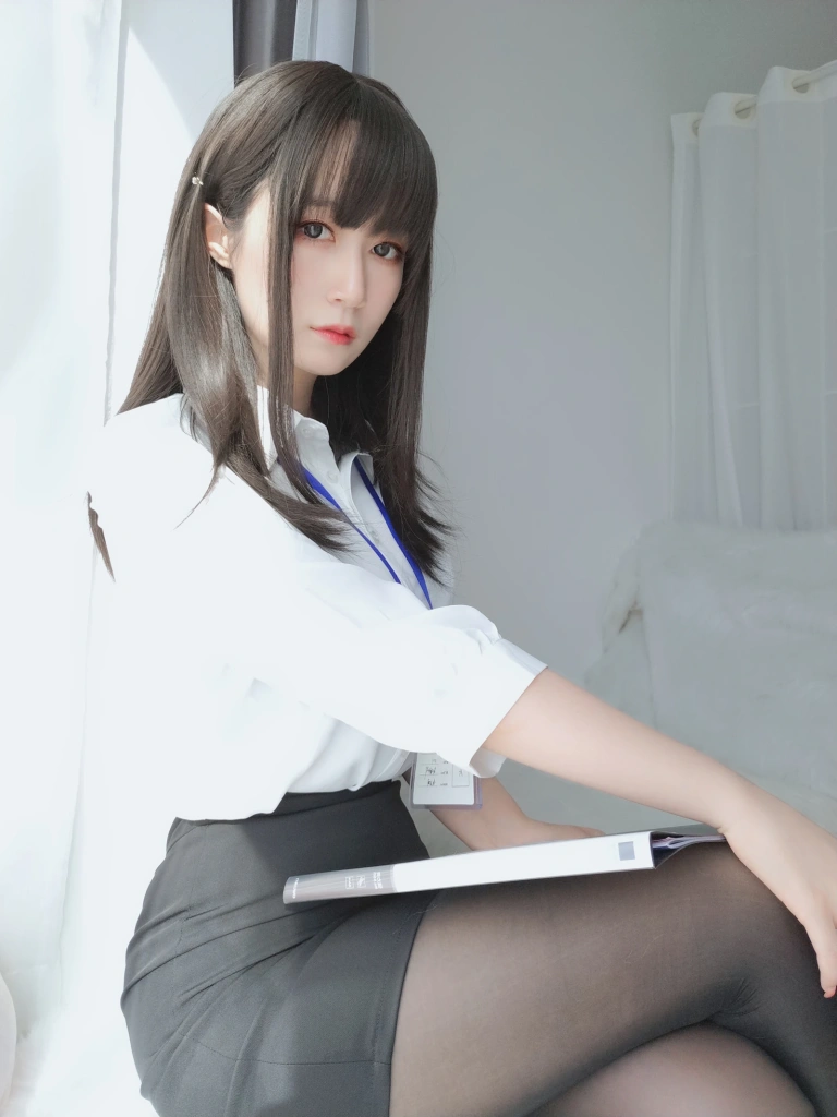 白银81《制服》主题写真：125张全套美图，含8个视频