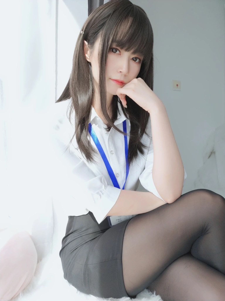 白银81《制服》主题写真：125张全套美图，含8个视频