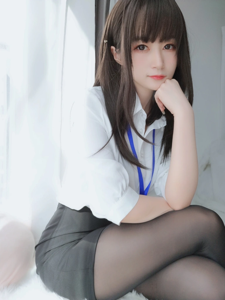 白银81《制服》主题写真：125张全套美图，含8个视频