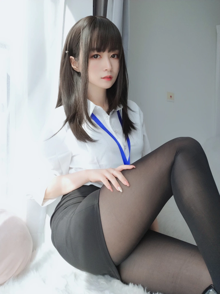 白银81《制服》主题写真：125张全套美图，含8个视频