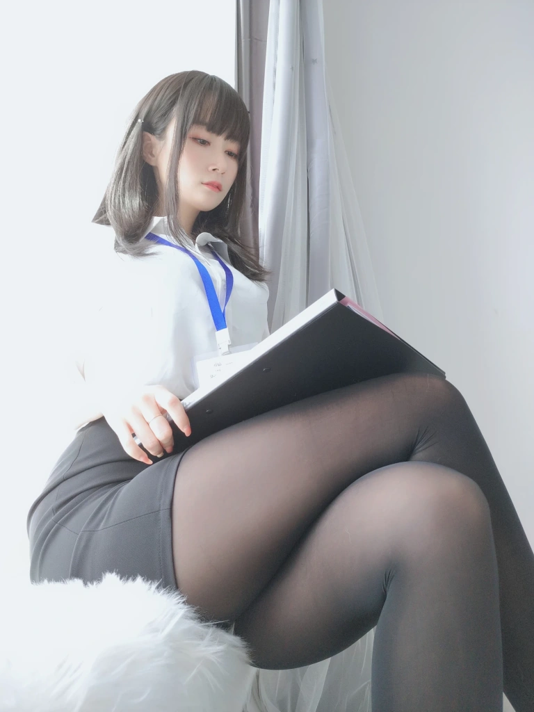 白银81《制服》主题写真：125张全套美图，含8个视频