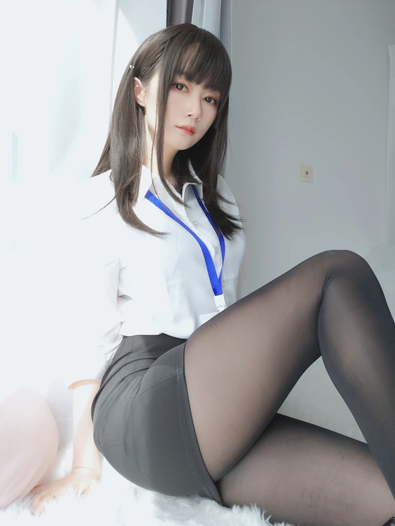 白银81《制服》主题写真：125张全套美图，含8个视频