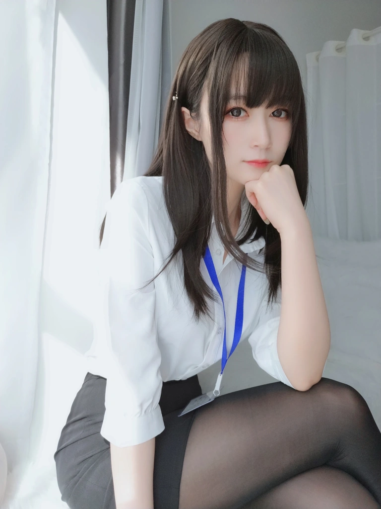 白银81《制服》主题写真：125张全套美图，含8个视频