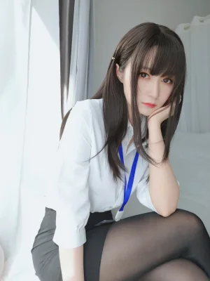 白银81《制服》主题写真：125张全套美图，含8个视频
