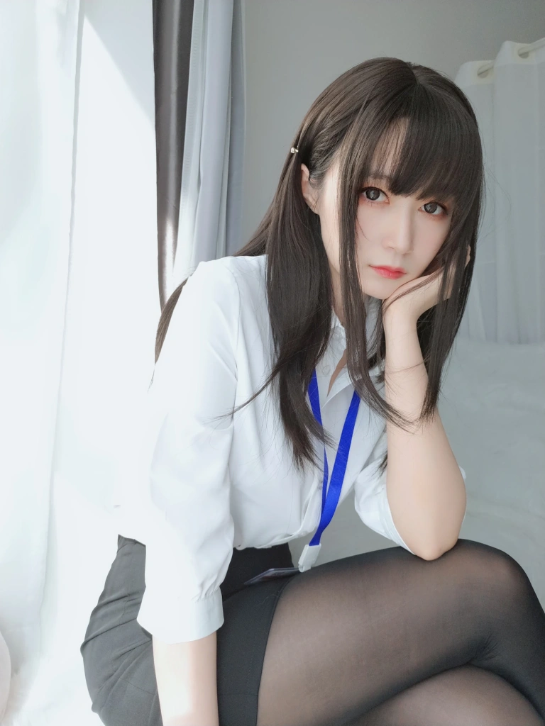 白银81《制服》主题写真：125张全套美图，含8个视频