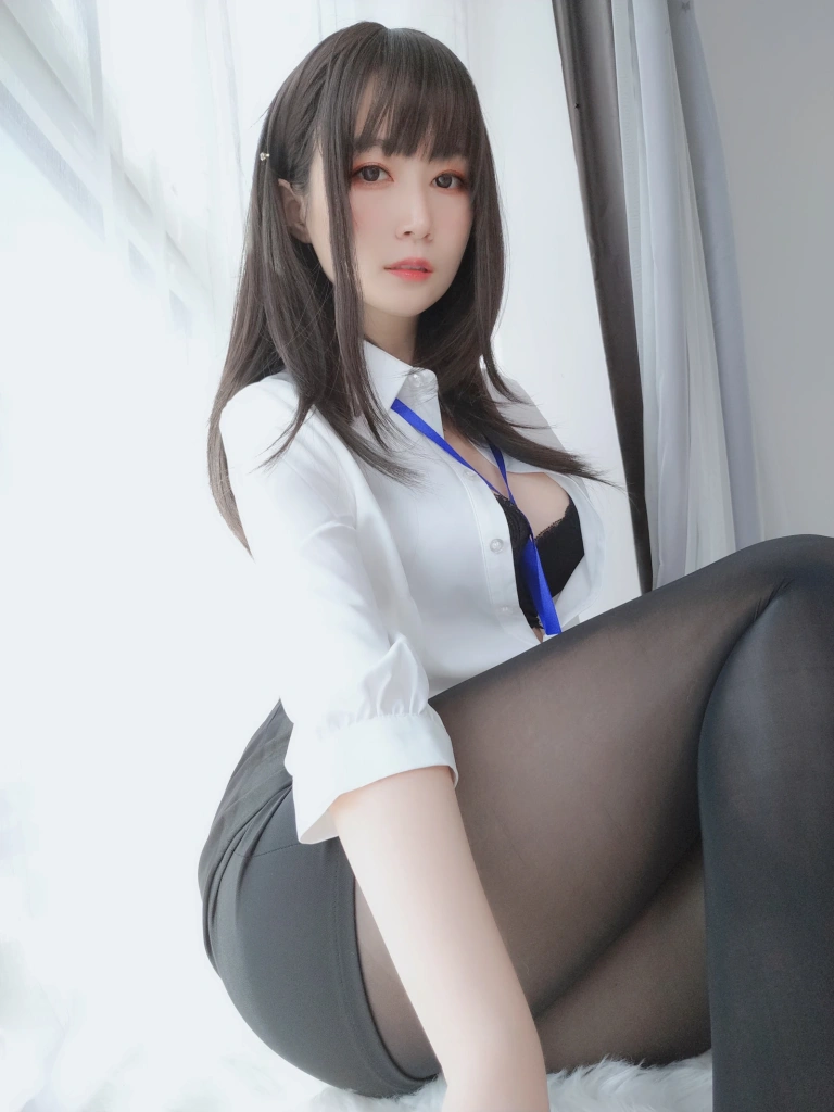 白银81《制服》主题写真：125张全套美图，含8个视频