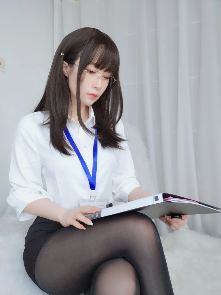 白银81《制服》主题写真：125张全套美图，含8个视频