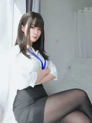 白银81《制服》主题写真：125张全套美图，含8个视频