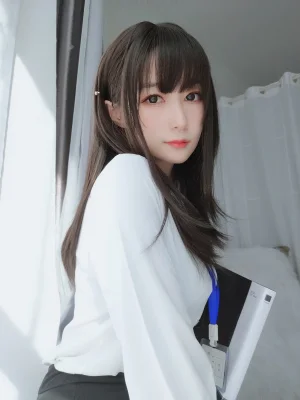 白银81《制服》主题写真：125张全套美图，含8个视频