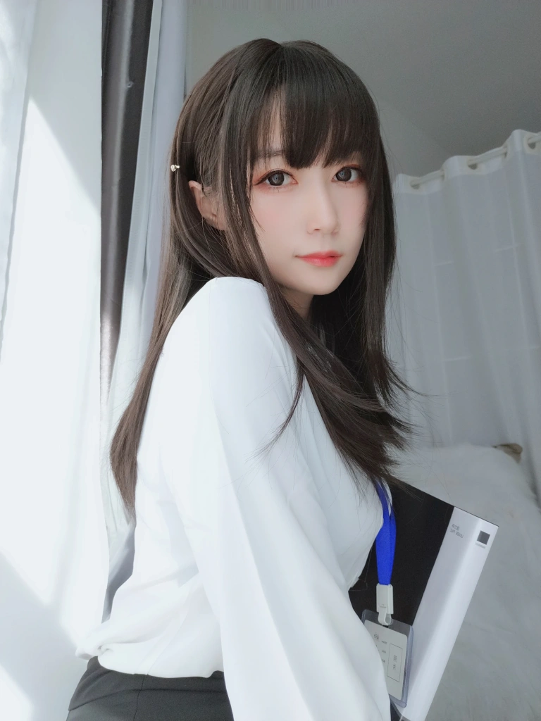 白银81《制服》主题写真：125张全套美图，含8个视频